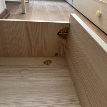 Çilek Mobilya Dolabın Suntalı Kısmının Yerinden Çıkmış Olması