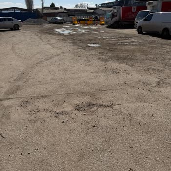 Yenimahalle 208. Cadde Asfaltı Çöküyor, Yağmurda Gölete Dönüyor Ve İşimizi Olumsuz Etkiliyor