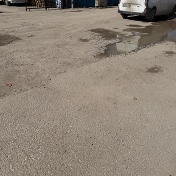 Yenimahalle 208. Cadde Asfaltı Çöküyor, Yağmurda Gölete Dönüyor Ve İşimizi Olumsuz Etkiliyor