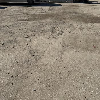 Yenimahalle 208. Cadde Asfaltı Çöküyor, Yağmurda Gölete Dönüyor Ve İşimizi Olumsuz Etkiliyor