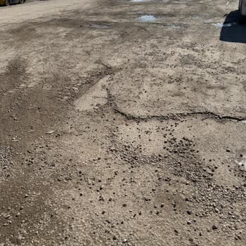 Yenimahalle 208. Cadde Asfaltı Çöküyor, Yağmurda Gölete Dönüyor Ve İşimizi Olumsuz Etkiliyor