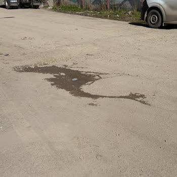 Yenimahalle 208. Cadde Asfaltı Çöküyor, Yağmurda Gölete Dönüyor Ve İşimizi Olumsuz Etkiliyor