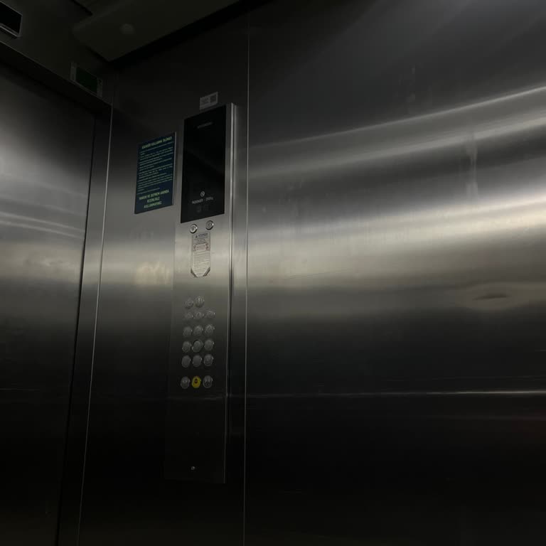 Personel Asansöründe 1 Saat Mahsur Kalan Yaşlı Hastalar Ve Acil Müdahale Riski