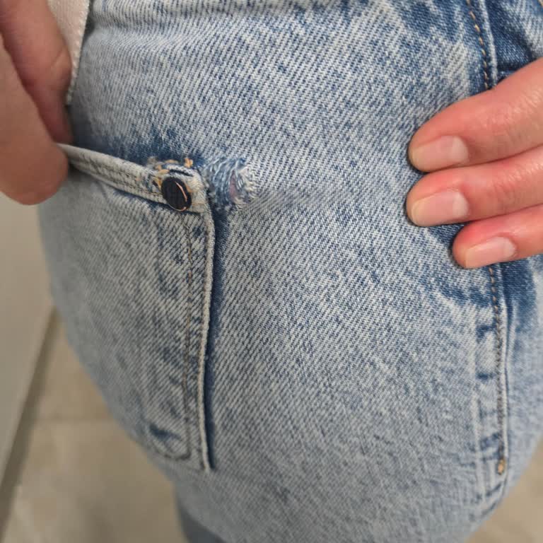 Mavi Mağazasında Tekrarlayan Dikiş Sorunu Ve Müdürün Alaycı Tutumu