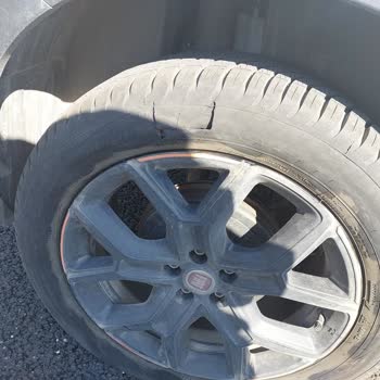 Yüksek Hızda Düz Yolda Ani Lastik Patlaması Güvenlik Tehlikesi