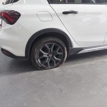 Yüksek Hızda Düz Yolda Ani Lastik Patlaması Güvenlik Tehlikesi