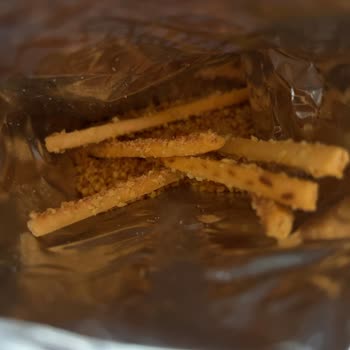 Eti Crax Kraker Paketi İçeriği Az, Toz Miktarı Fazla