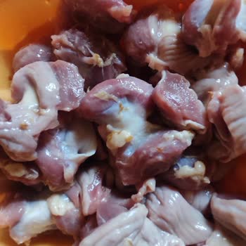 Yeşil Renkli Tavuk Taşlık Ve Çalışanların İlgisiz Cevabı