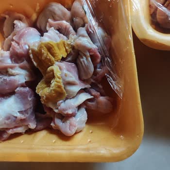 Yeşil Renkli Tavuk Taşlık Ve Çalışanların İlgisiz Cevabı