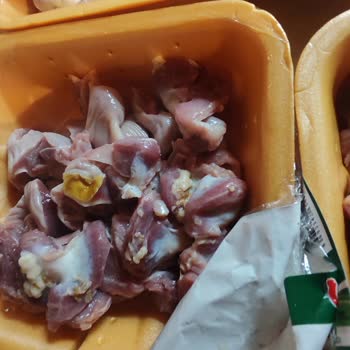 Yeşil Renkli Tavuk Taşlık Ve Çalışanların İlgisiz Cevabı