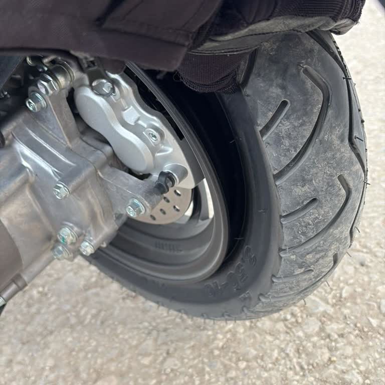 E-Mon Elektrikli Scooter Yeni Motosiklette Jant Ayrılması Ve Saygısız Çalışan Tutumu