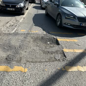 Esenkent Bahçeşehir Yolundaki Çukur Nedeniyle Lastik Patlaması Ve Maddi Zarar