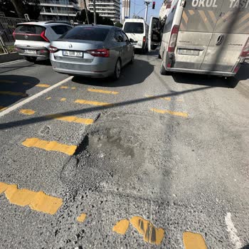 Esenkent Bahçeşehir Yolundaki Çukur Nedeniyle Lastik Patlaması Ve Maddi Zarar