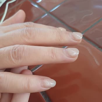 Kalıcı Oje Dayanmaz, Tırnaklar Çabuk Kırılıyor Ve Personel Kaba