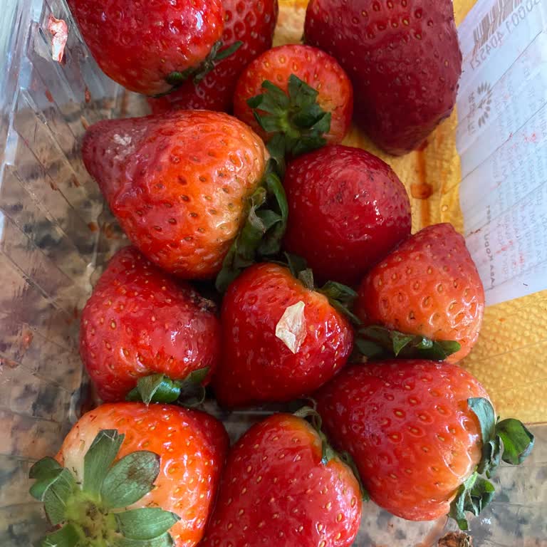 Stok Sorunu Nedeniyle Et Gelmedi, Çilekler Bozulmuş Ve Müşteri Hizmetleri Cevapsız