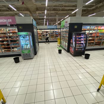 Migros Mağazasında Çatı Sızıntısı Ve Kaygan Zemin