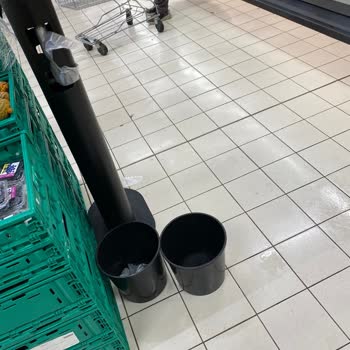 Migros Mağazasında Çatı Sızıntısı Ve Kaygan Zemin