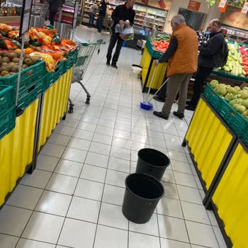 Migros Mağazasında Çatı Sızıntısı Ve Kaygan Zemin