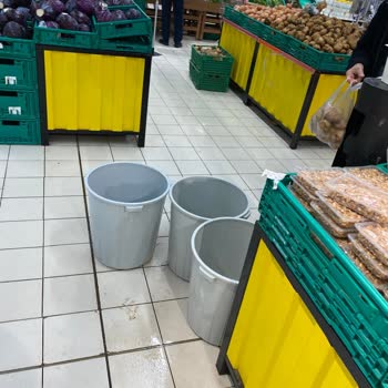 Migros Mağazasında Çatı Sızıntısı Ve Kaygan Zemin