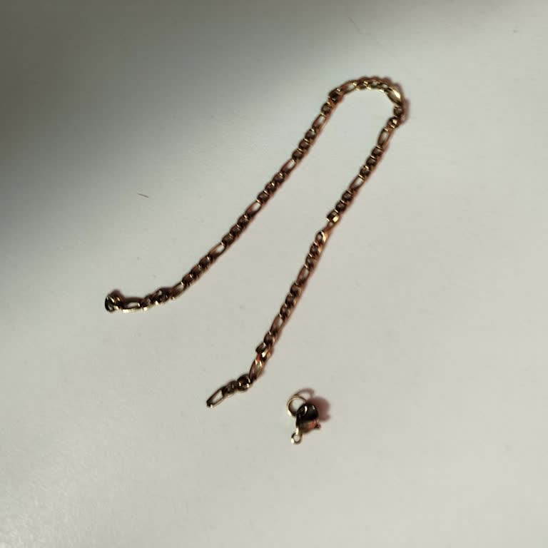 Kusurlu Bileklik Ve Mağaza Çalışanlarının Umursamaz Tutumu