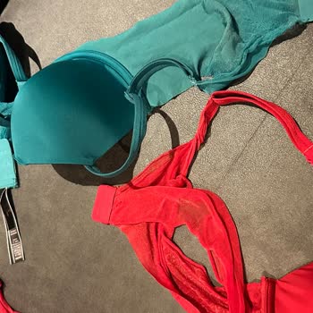 Victoria’s Secret Sütyenlerinde Elastik Yan Bantların Çabuk Gevşemesi