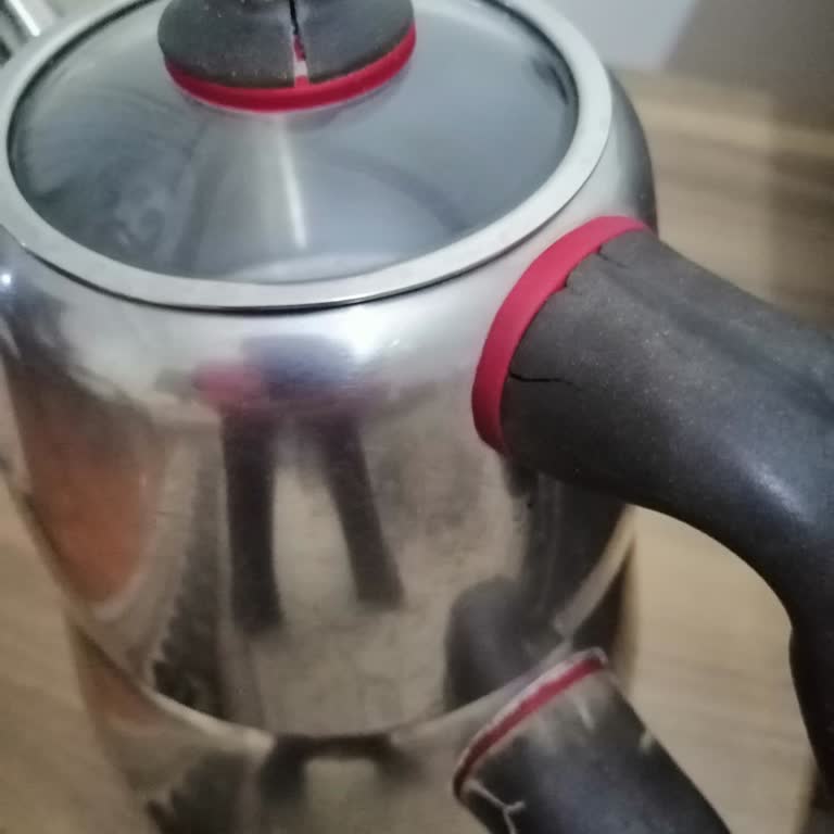 Korkmaz Mutfak Eşyaları Sap Ve Kapakta Zaman İçinde Çatlaklar Oluştu