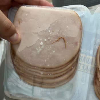 Son Kullanma Tarihi Geçmemiş Hindi Füme Paketi Bozulmuş Ve Tüketilemez