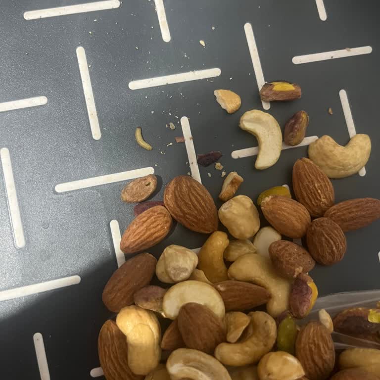 Migros Kuruyemiş Paketi İçinde Canlı Kurt Bulundu