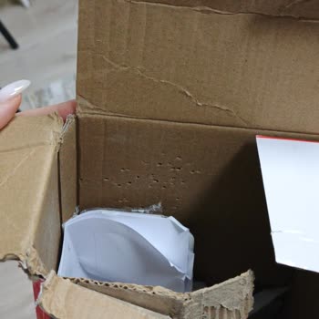 Garanti Servisinde Hijyen İhlali: Kırık Kutu Ve Tozlu Fön Tarağı