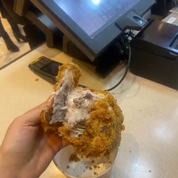 Sağlık Riski Taşıyan Pişmemiş Tavuk Ve Çözüm Bulamayan Personel