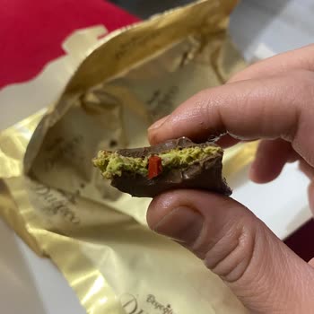 Şok Çikolatasının İçinden Çıkan Kırmızı Lastik Parçası Sağlığıma Tehdit