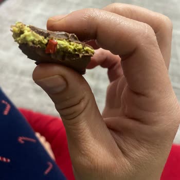 Şok Çikolatasının İçinden Çıkan Kırmızı Lastik Parçası Sağlığıma Tehdit