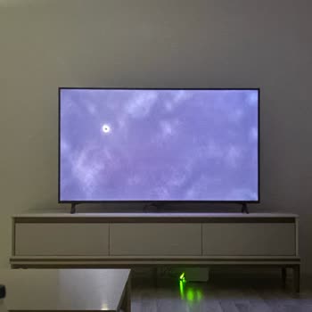 Kurulum Sonrası TV Üst Bölümünde Aydınlanma Sorunu Ve Servisin Normal Olduğu İddiası