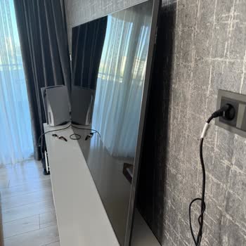 TCL Yetkili Servisinin Duvarda TV Bırakması Ve Güvenlik Riski