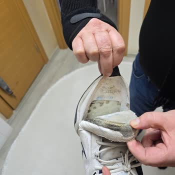 Nike Ayakkabısının Tabanı 4.5 Ayda Ayrıldı, Mağaza Sadece Fotoğrafla Olumsuz Karar Verdi