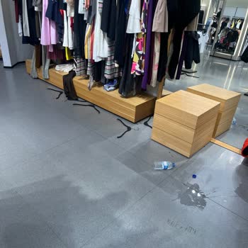 Zara Metromall Mağazasında Düzen, Hijyen Ve Personel İlgisizliği