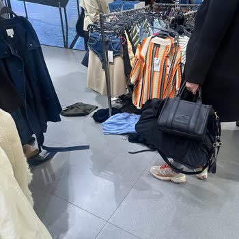Zara Metromall Mağazasında Düzen, Hijyen Ve Personel İlgisizliği