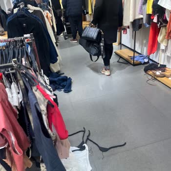 Zara Metromall Mağazasında Düzen, Hijyen Ve Personel İlgisizliği