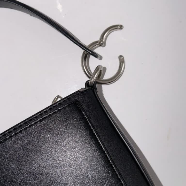 Kalite Sorunu: Calvin Klein Çantada Tekrarlayan Vida Problemi