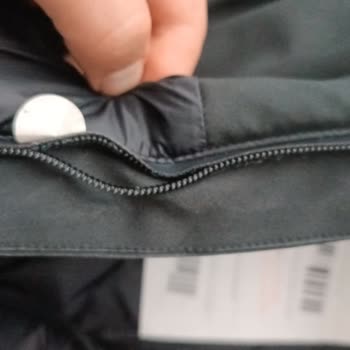 Mavi Mont Fermuarı Kısa Sürede Yırtıldı, Kullanıcı Hatası İddiasıyla İade Reddi