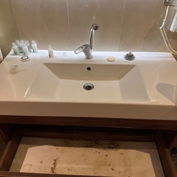 Kirli Oda Ve Arızalı Cihazlar, Bebekli Aileler İçin Havuzda Erişim Ve Hijyen Sorunları