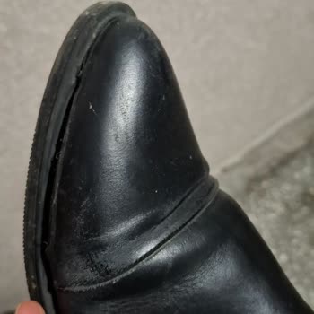 Gerçek Deri Bot 2 Ayda Kenarlarından Patladı Ve Çizgiler Oluştu