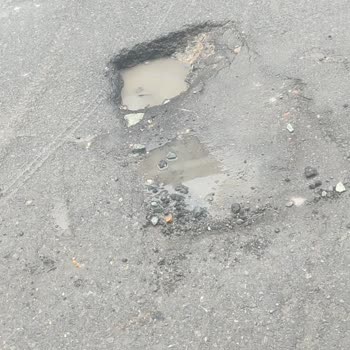 Nine Mahallesi'ndeki Bozuk Yollar Araç Ve Sürücü Güvenliğini Tehdit Ediyor