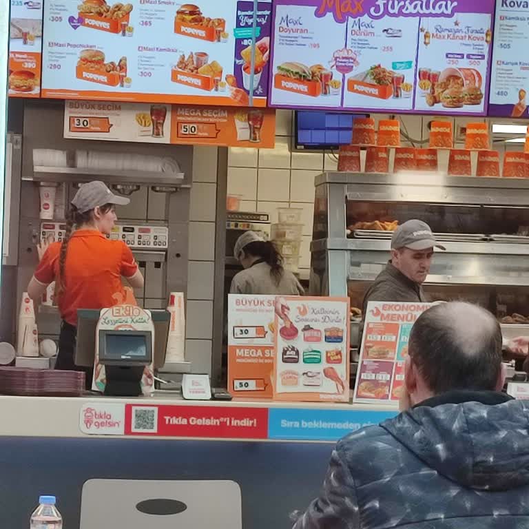 Popeyes’te Kanatlarda Tüy Görülmesi Ve Personelin Umursamaz Tutumu