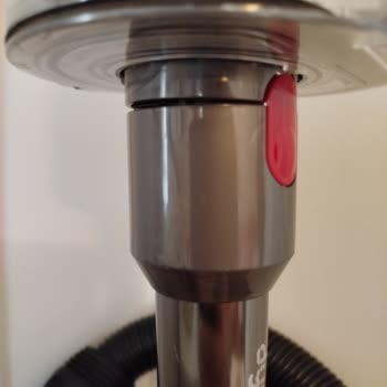 Dyson V15 Uzun Boru Sallanıyor Ve Klipsi Kırıldı, Garanti Süresi Bitmiş