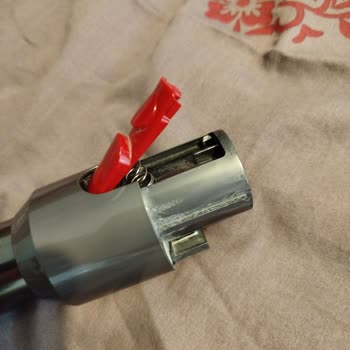 Dyson V15 Uzun Boru Sallanıyor Ve Klipsi Kırıldı, Garanti Süresi Bitmiş