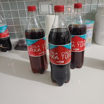 Cola Turka Şişelerindeki Renk Ve Asit Eksikliği