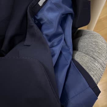 Ceketin Formu Bozulmuş, Pantolon Çift Çizgili Ve Parlak, Önerilmiyor