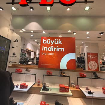 Vitrindeki Kışlık Spor Ayakkabının Satılamaması Ve Mağaza Çalışanlarının Kaba Tutumu