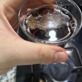 Didi Şeftalili Soğuk Çay Şişesinde Tanımlanamayan Tortu Ve Küf